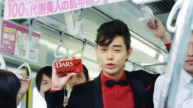 「DARS」のCMでも美声を披露し、話題をさらっている