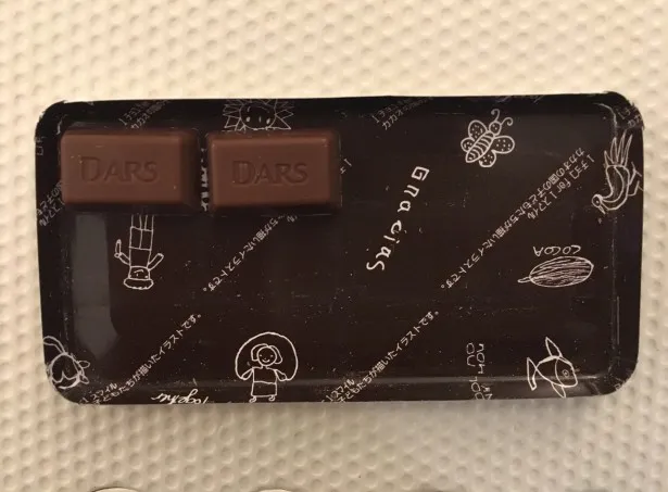 上段の左端と左から2番目にチョコを置くと菅田が「HAPPY DARS DAYな出来事」を発表