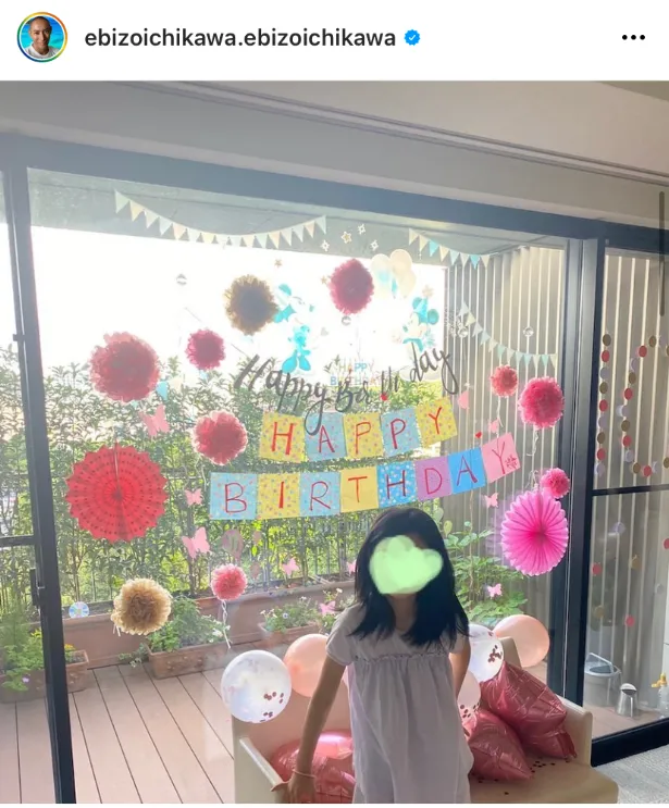 10歳のお誕生日に、HAPPY BIRTHDAYと彩られた窓の前に立つ麗禾ちゃん