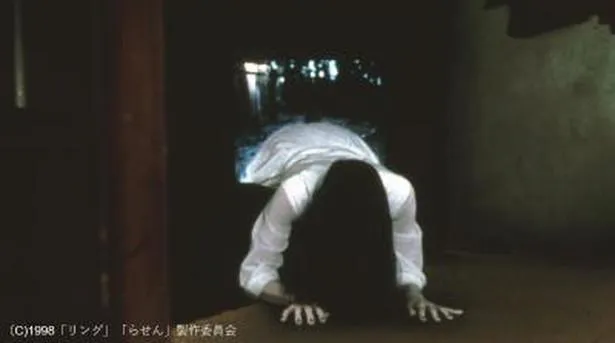 【写真を見る】テレビからの登場シーンは圧倒的怖さ…！日本中を震え上がらせた「リング」