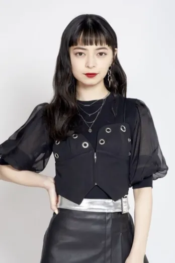 上國料萌衣&佐々木莉佳子、赤リップで“大人の魅力”全開の2SHOT公開に「尊い」「お美しすぎる…」