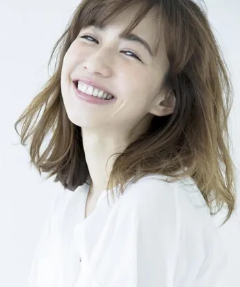 優木まおみ、“大学生”時代のショートヘアSHOTを公開　「全然変わってなくてびっくり」「どんな髪型も似合う」と反響　