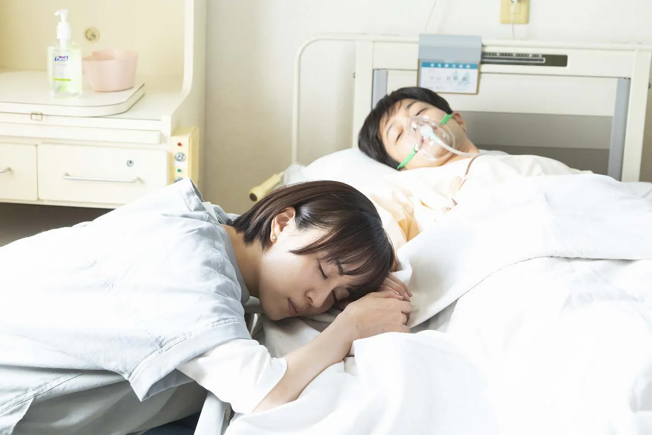 【写真を見る】病院のベッドで眠る和真に寄り添う比嘉愛未“文”