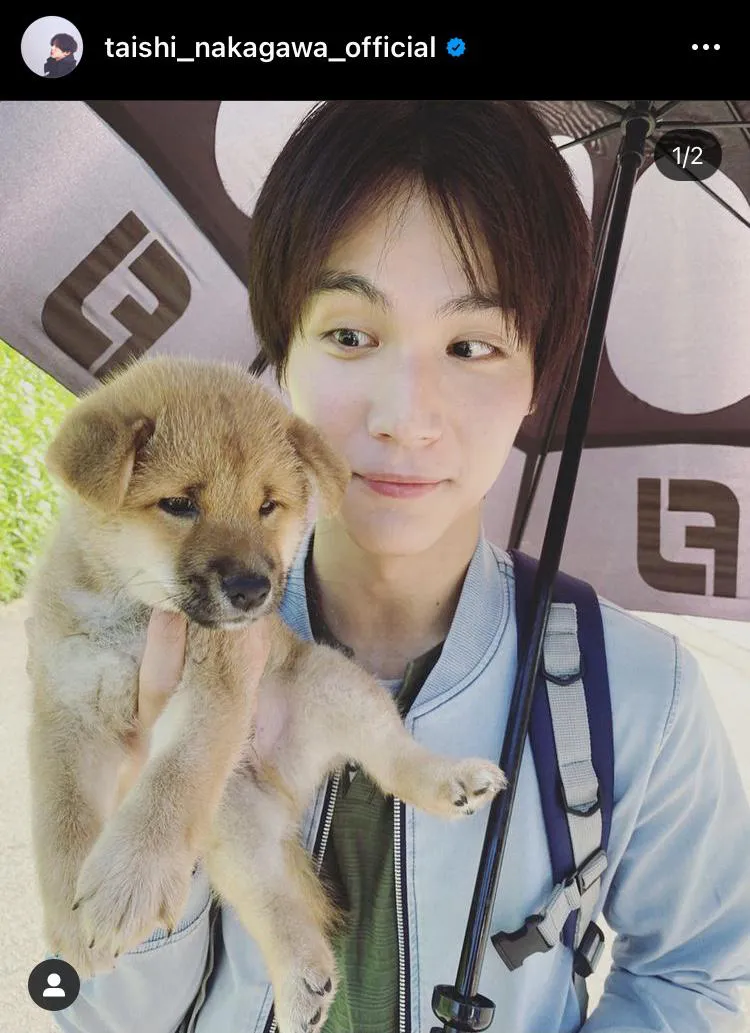 【写真を見る】中川大志、映画で共演した幼い柴犬を片手で抱える“愛くるしい”2SHOT