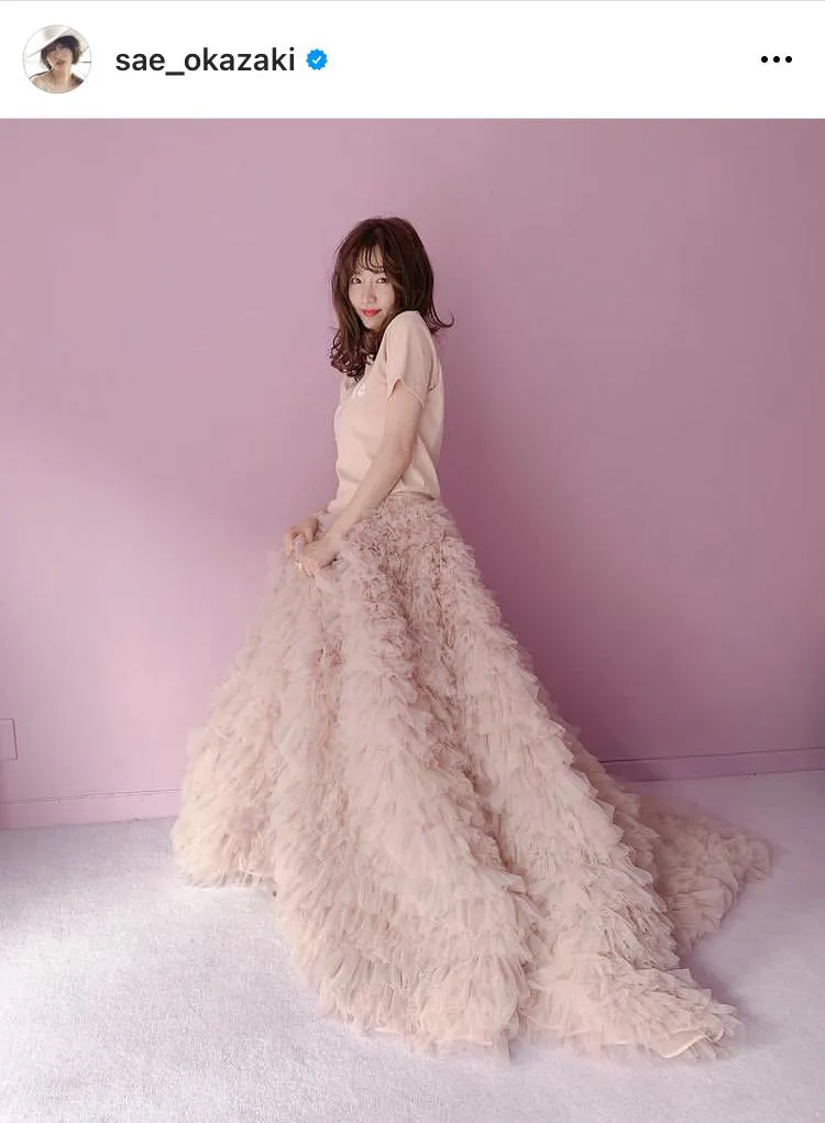 【写真を見る】岡崎紗絵、艶やかなピンクドレスでまさに“お姫様”！美しすぎる姿に息をのむ