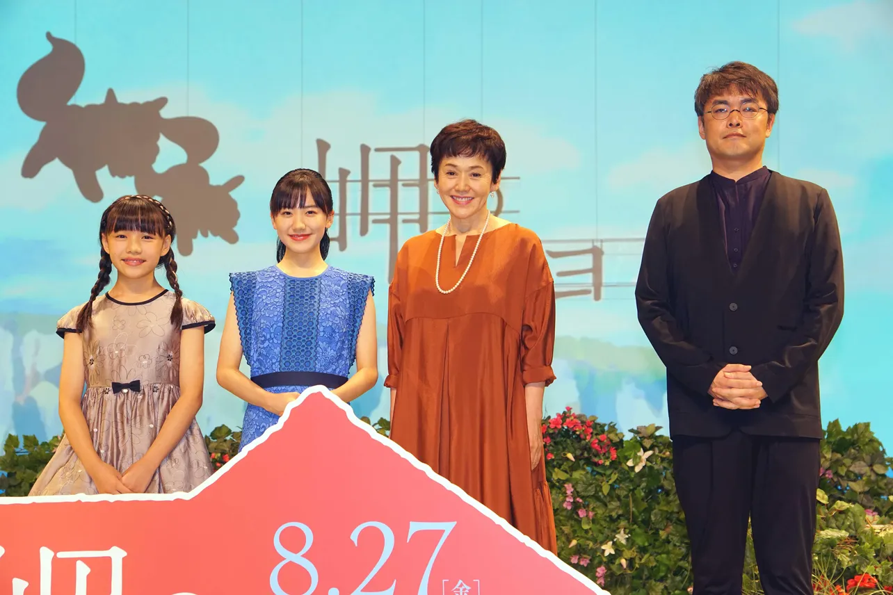 舞台あいさつに登壇した粟野咲莉、芦田愛菜、大竹しのぶ、川面真也監督(写真左から)