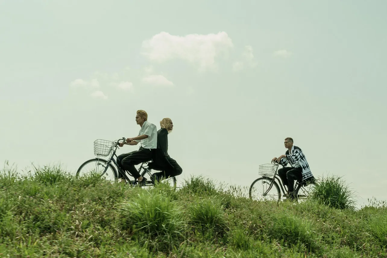 【写真を見る】タケミチ(北村匠海)がマイキー(吉沢亮)を乗せ自転車を漕ぐ和やかなシーン