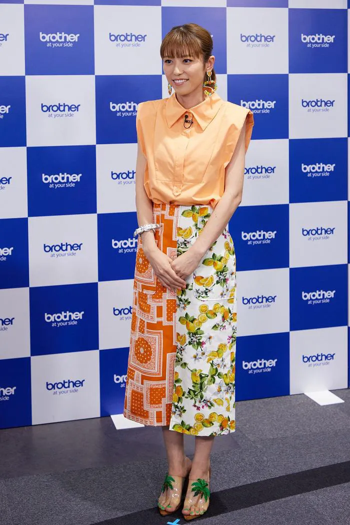 【写真を見る】若槻千夏、オレンジシャツ×フルーツ柄のタイトスカートを合わせた“ビタミン夏コーデ”を披露