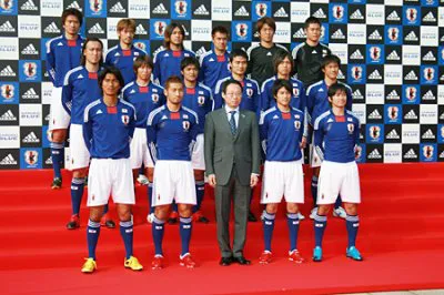 新ユニホームで南アフリカへの遠征に臨むサッカー日本代表の選手と岡田武史監督