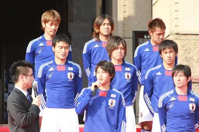 内田篤人選手は、同じ年代で世界で活躍するアルゼンチン代表・リオネル・メッシ選手同様、日本サッカー界に革命を起こすことを誓った