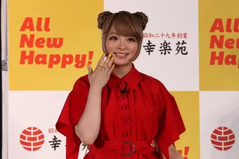 きゃりーぱみゅぱみゅ、キュートな赤×オレンジイエローの“HAPPY”コーディネートに自信!「幸楽苑」CKOに就任で