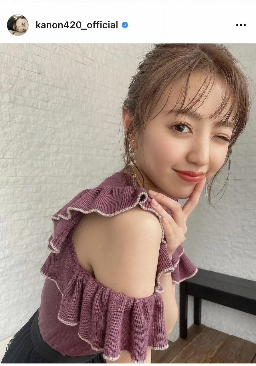 【写真を見る】もう優勝！二の腕チラリ＆ウインクの最強コンボで“あざとかわいい”香音　