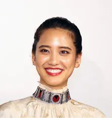 山崎紘菜、現役感バリバリ！制服姿の乗馬SHOTにファン「全く違和感がない」「似合ってるな～！」