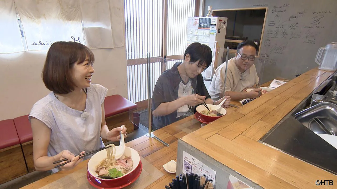 人気店のラーメンを食す戸次チーム