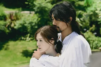 斎藤工“ヘミングウェイ”が白石麻衣“詠美”をバックハグする姿に視聴者「絵になる」<漂着者>