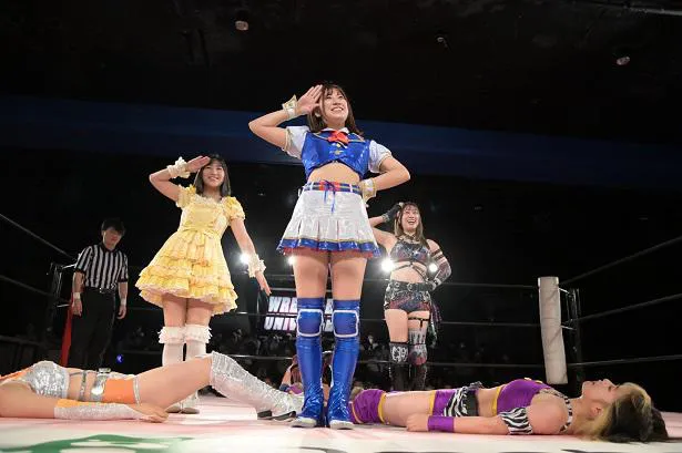SKE48・荒井優希(中央)が東京女子プロレスの新宿FACE大会に出場した