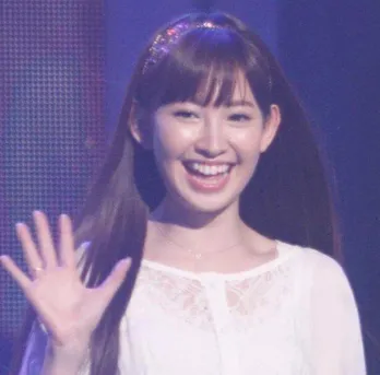 小嶋陽菜、夏の雰囲気あふれるワンピース姿に「絵本の世界みたい!」「何から何までオシャレ」