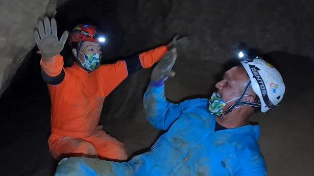 アレック・ラミレス夫妻が、女性洞窟探検家と超激狭な洞窟を探検！