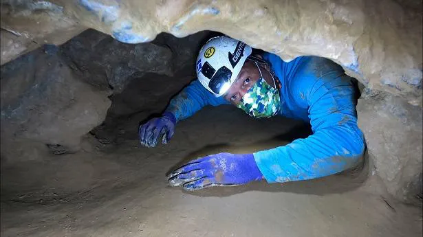 【写真を見る】洞窟の超狭い空間を通り抜けるアレック・ラミレス