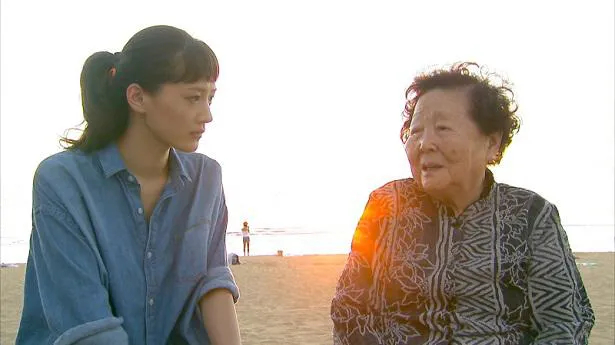 2010年、綾瀬は真珠湾攻撃で婚約者を失った女性とハワイを訪れ現地を取材