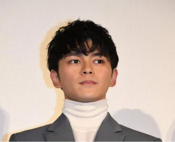 眞栄田郷敦、ファン胸キュンの“指ハート”SHOTを披露「イケメンすぎてしんど」「ずっと見ていられる…」<プロミス・シンデレラ>