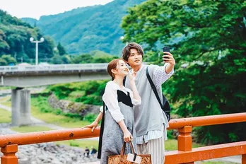 手ぬぐいの絵付け体験で堀田茜の似顔絵描きに挑戦も“白洲迅画伯”の誕生 ちょんまげの堀田に、三浦翔平「期待を裏切らないな」<私たち結婚しました>