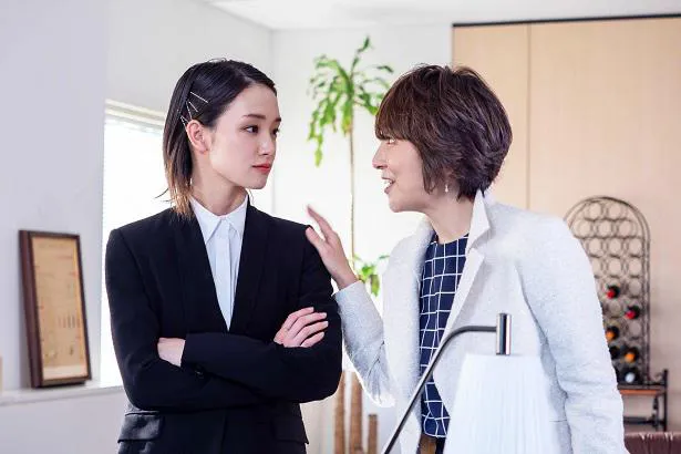 【写真を見る】母であり社長の咲子(藤田朋子)から社長代理を任される明子(剛力彩芽)