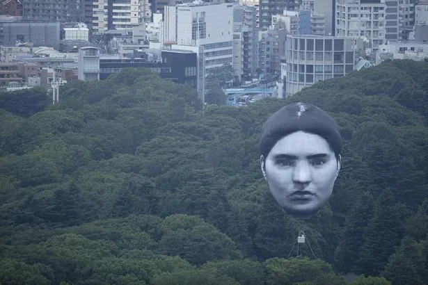 【写真を見る】これは現実…？東京上空に巨大な「誰かの顔」が浮かぶ、魔訶不思議な光景