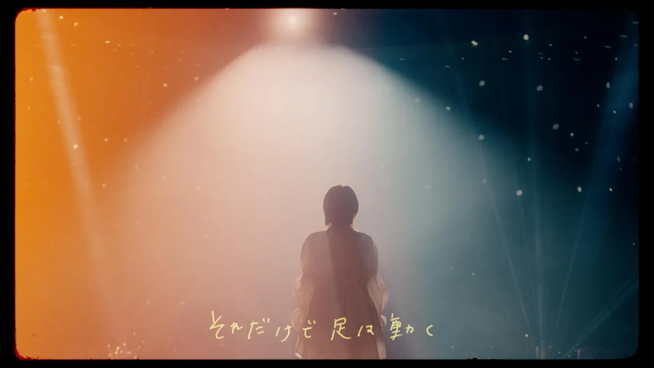 【写真を見る】走り続けてきた斉藤朱夏の人生そのものを投影した「ワンピース」MVのシーン