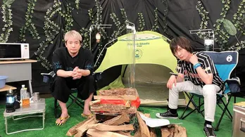 安元洋貴と前野智昭、キャンプ仕様のセットに“ぶっちゃけ”本音トーク炸裂「やばいね。しゃべっちゃう」<声優と夜あそび>