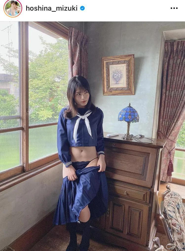 星名美津紀、じれったい!!　制服の下からランジェリー姿をチラ見せ…