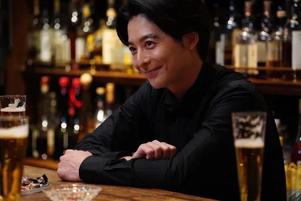 【写真を見る】酒野の親友でBar経営者の武山健太役を演じる小池徹平