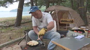 バイきんぐ西村、夏の1か月間だけオープンする恋ヶ浜キャンプ場で大はしゃぎ＜西村キャンプ場＞