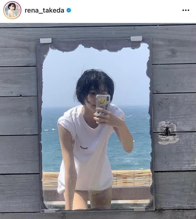 【写真を見る】武田玲奈、“寝起き感”が色っぽい…太ももあらわな白Tショット