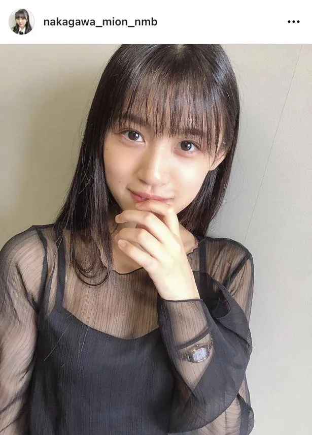 【写真を見る】“透け感”がセクシー！ 中川美音がちょっぴりオトナなコーデを披露　