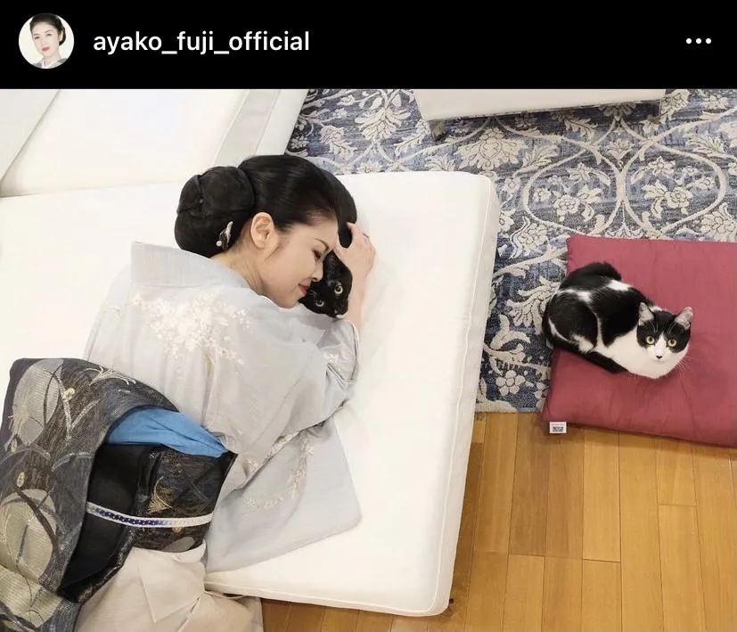 藤あや子と保護猫のマル＆オレオ