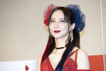 ファーストサマーウイカ、“ハーレイ・クイン風”衣装で登場「『赤いドレスでいいですか？』って」