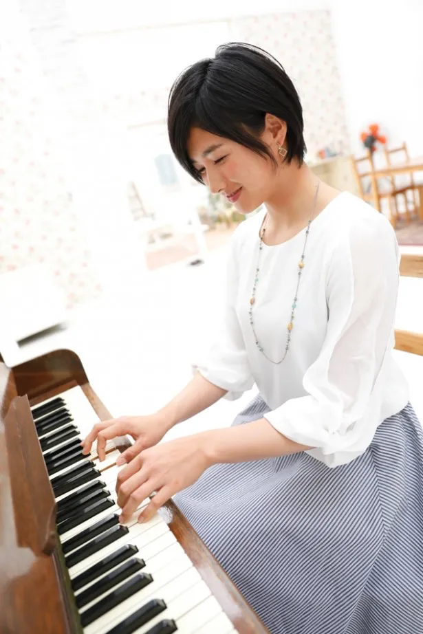 【写真を見る】夢中でピアノを弾く姿を激写！
