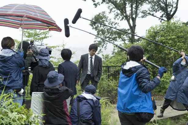 映画「護られなかった者たちへ」で阿部寛が演じる刑事・笘篠。そのメーキング写真が解禁となった　