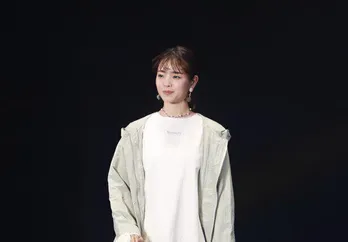 横田真悠、プライベート感満載の“バスローブ姿のすっぴん”SHOT公開「お肌綺麗過ぎる」「めっちゃ可愛い」