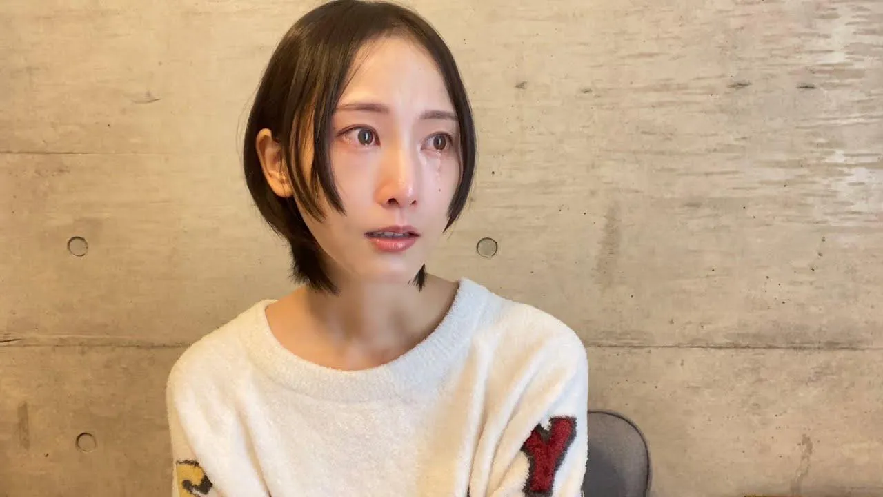 【写真を見る】大粒の涙がポロリ…思いを語る松井玲奈