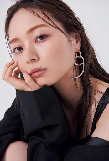 乃木坂46梅澤美波、美脚＆スレンダーボディ披露！初の「B.L.T.」ソロ表紙飾る