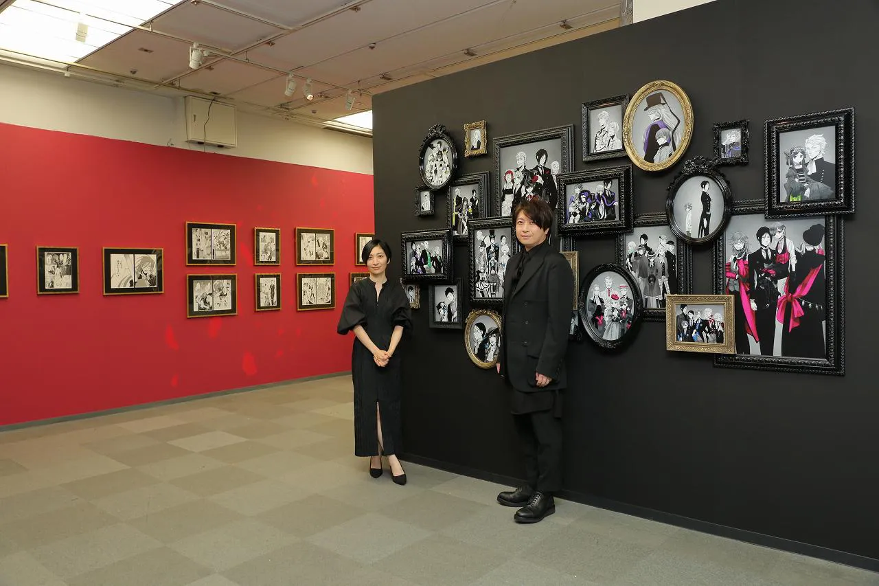 会場を見学する小野大輔と坂本真綾