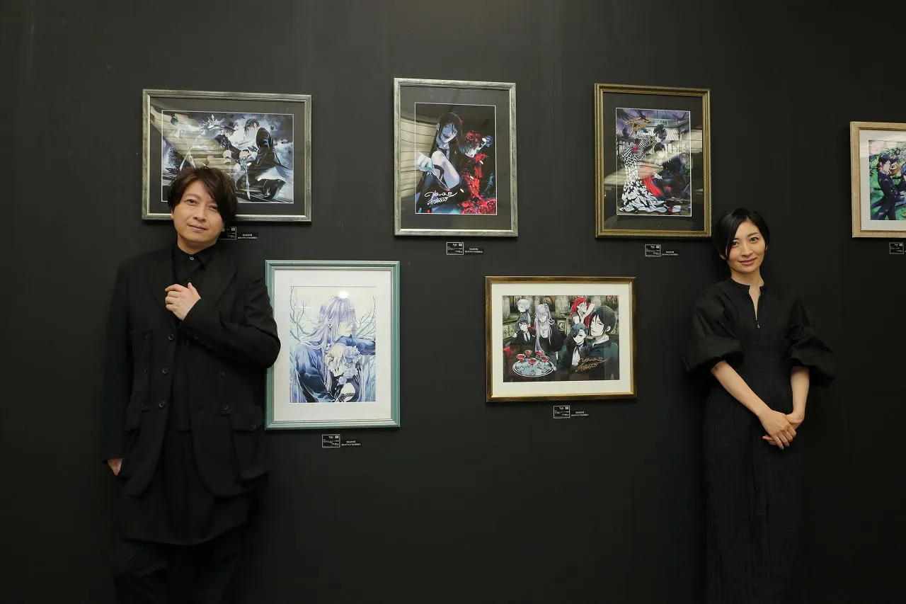 小野大輔と坂本真綾が「黒執事展 -Rich Black-」を鑑賞