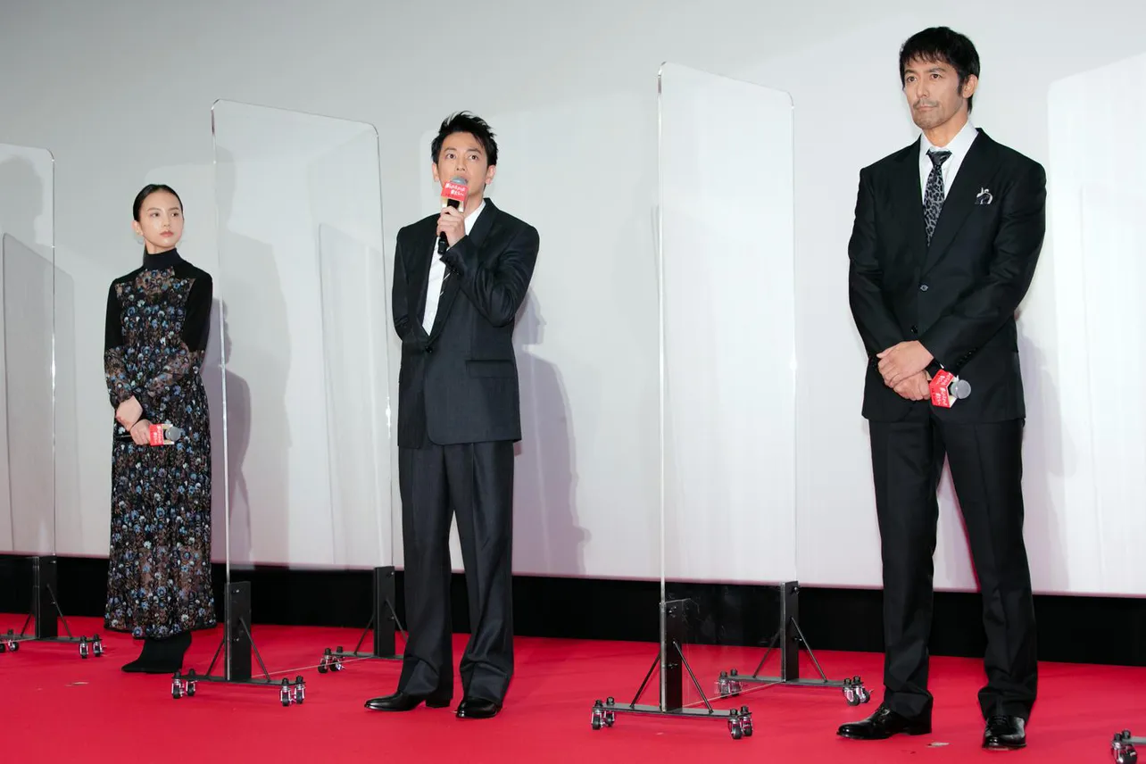 【写真を見る】11年ぶりの共演となった佐藤健(写真中央)と阿部寛(同右)。左は清原果耶