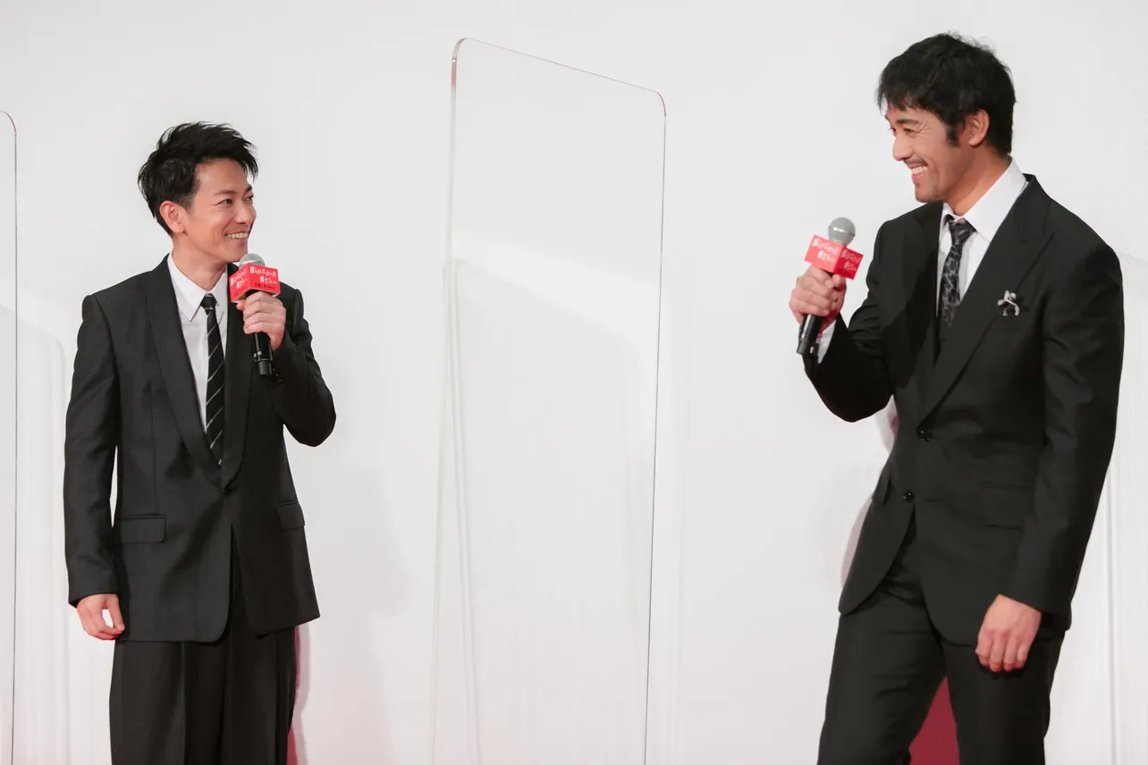 【写真を見る】撮影を振り返るトークで笑顔を見せた佐藤健と阿部寛