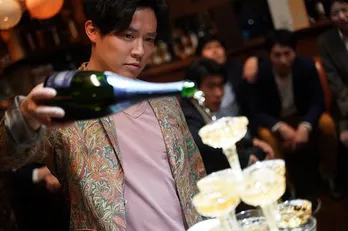 傲慢化していく酒野(小出恵介)、心配で見守る武山(小池徹平)、そのふたりに人生を揺るがす事件が「酒癖50」