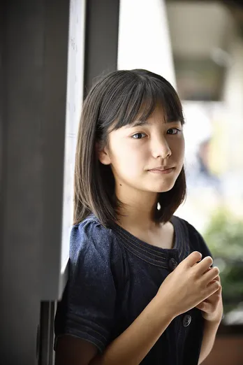 沖縄出身の“CM美少女”當真あみ「少しずつ演技の勉強を」<インタビュー>