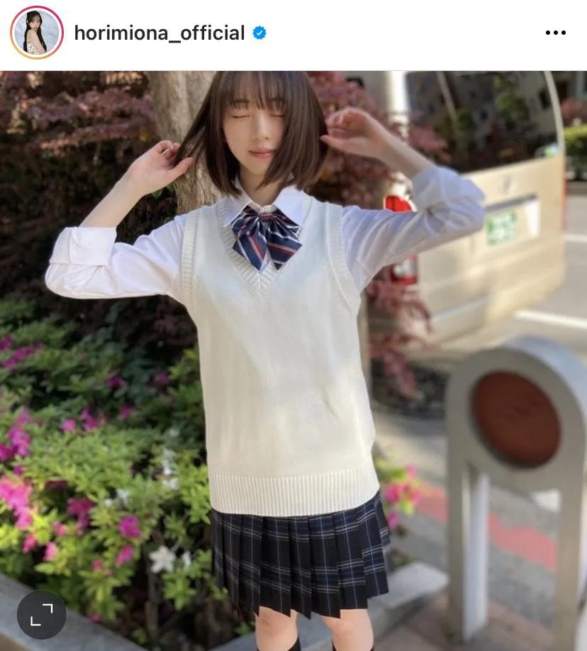 【写真を見る】堀未央奈、ヒロイン感あふれる制服SHOT