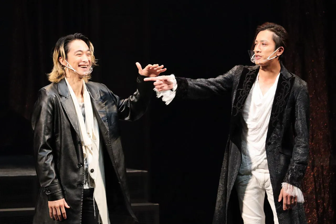 【写真を見る】仲良し…！戸塚祥太＆内博貴が笑顔でじゃれあう